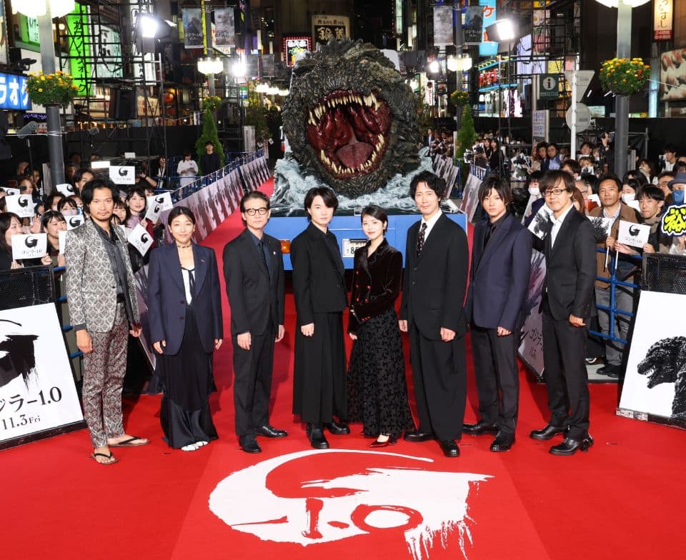完成披露試写会・新宿レッドカーペットイベント